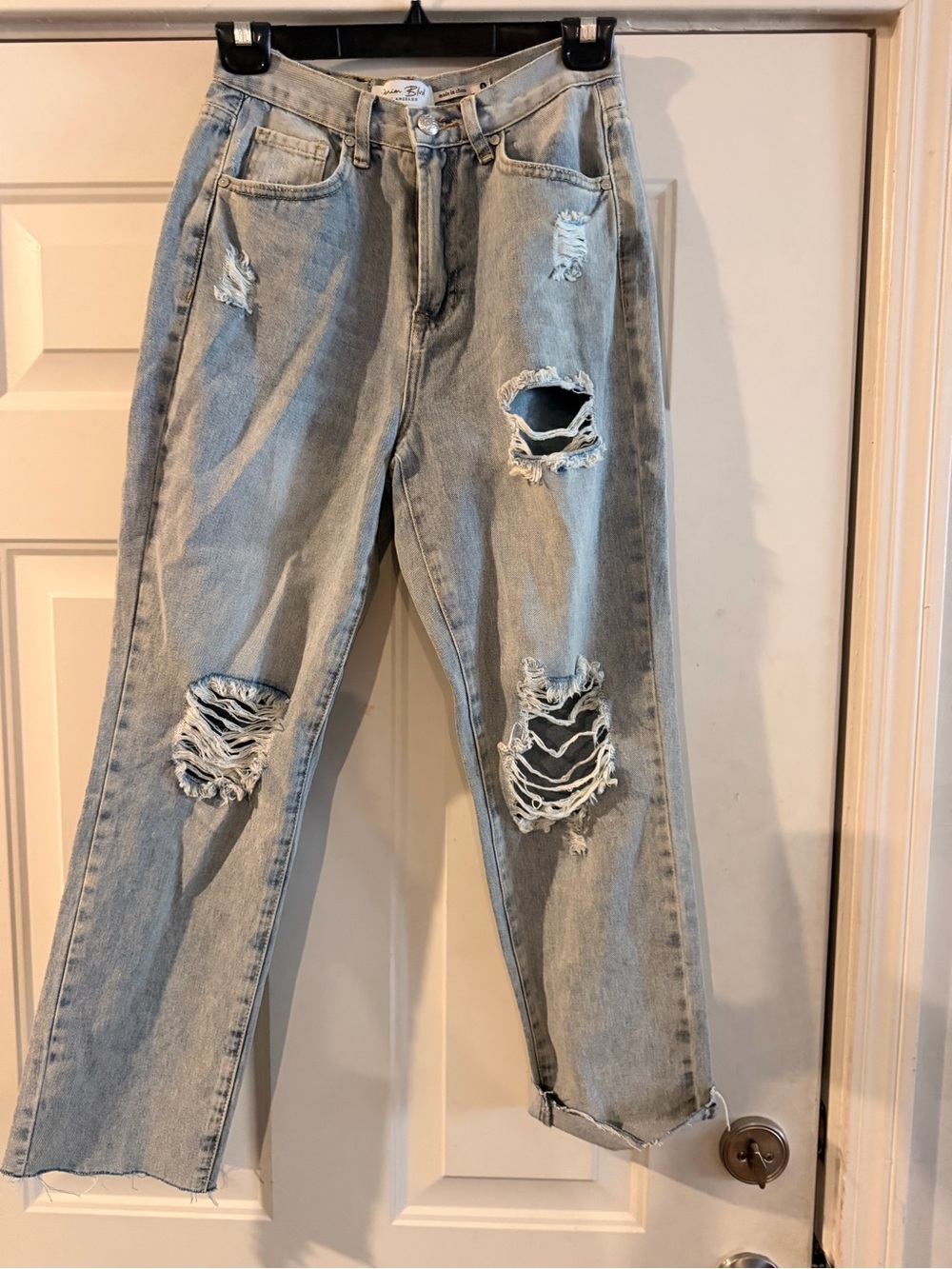 Light Wash Distressed Boyfriend Jeans - Casual High-Rise Fit